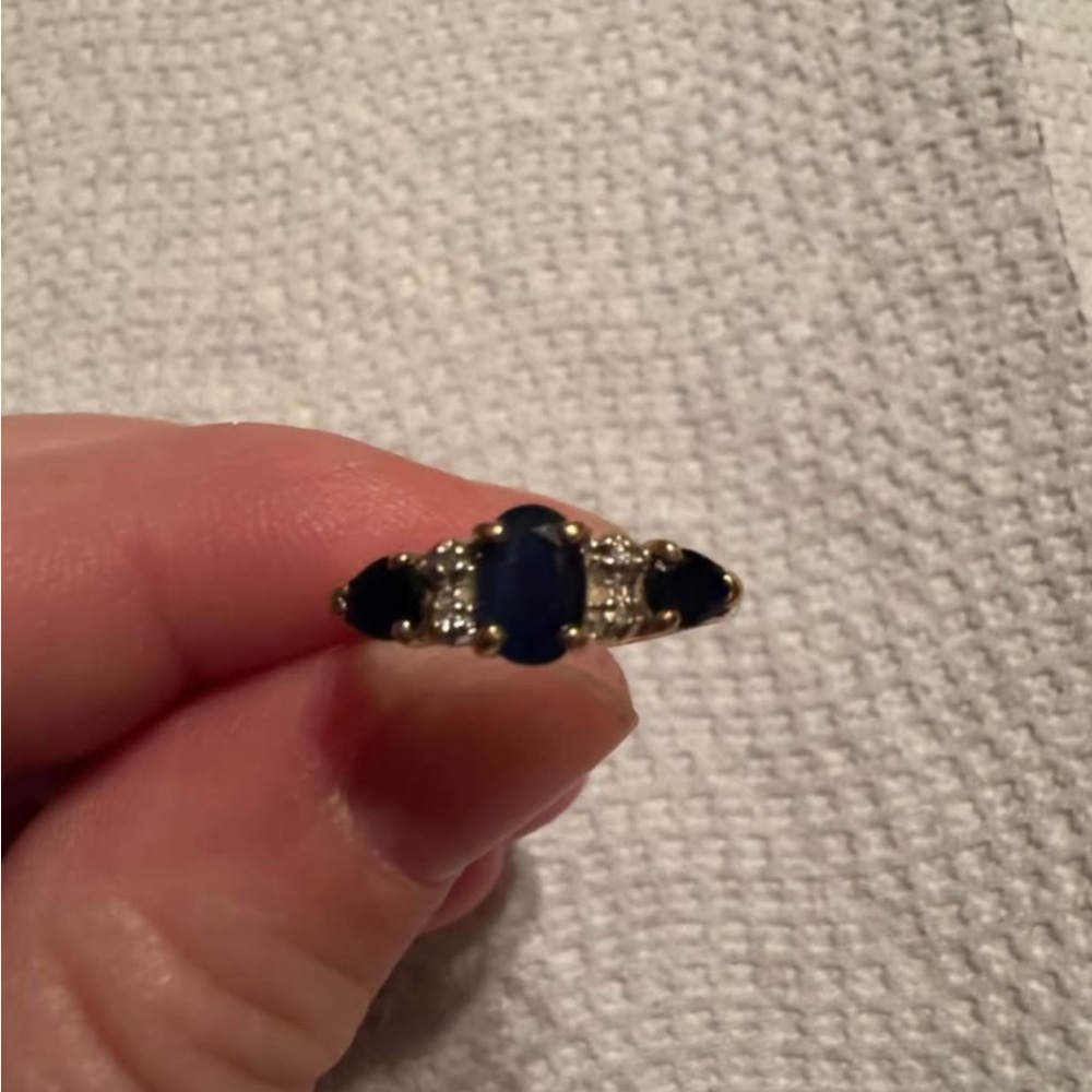 Beautiful Vintage Sapphire and Diamond Chip Ring.